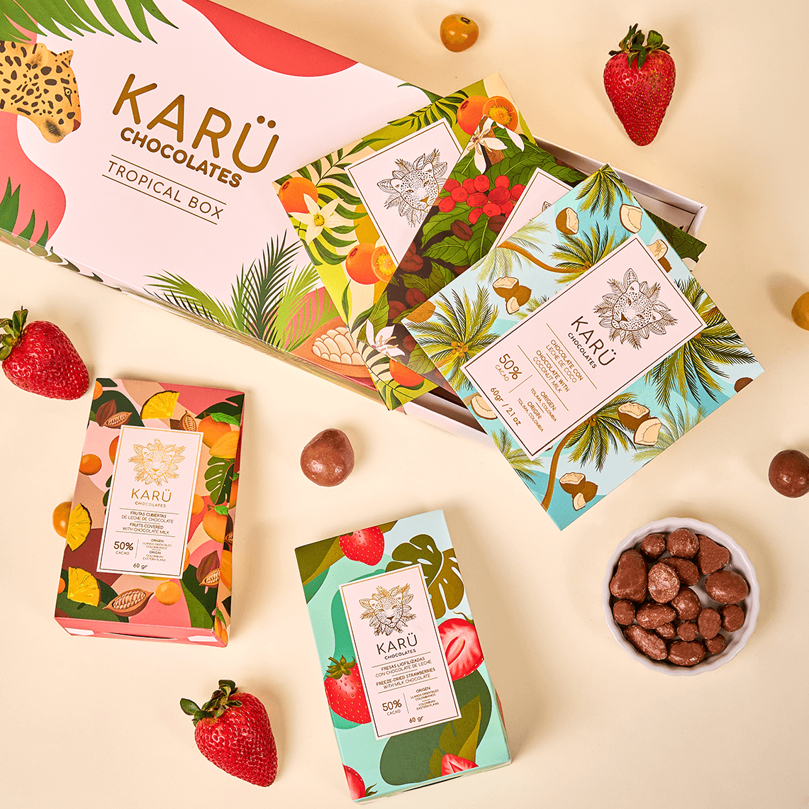 Caja de Kit tropical box con chocolate blanco de lulo, chocolate 70% con café, chocolate con leche de coco, futas tropicales cubiertas de chocolate de leche y fresas cubiertas de chocolate de leche