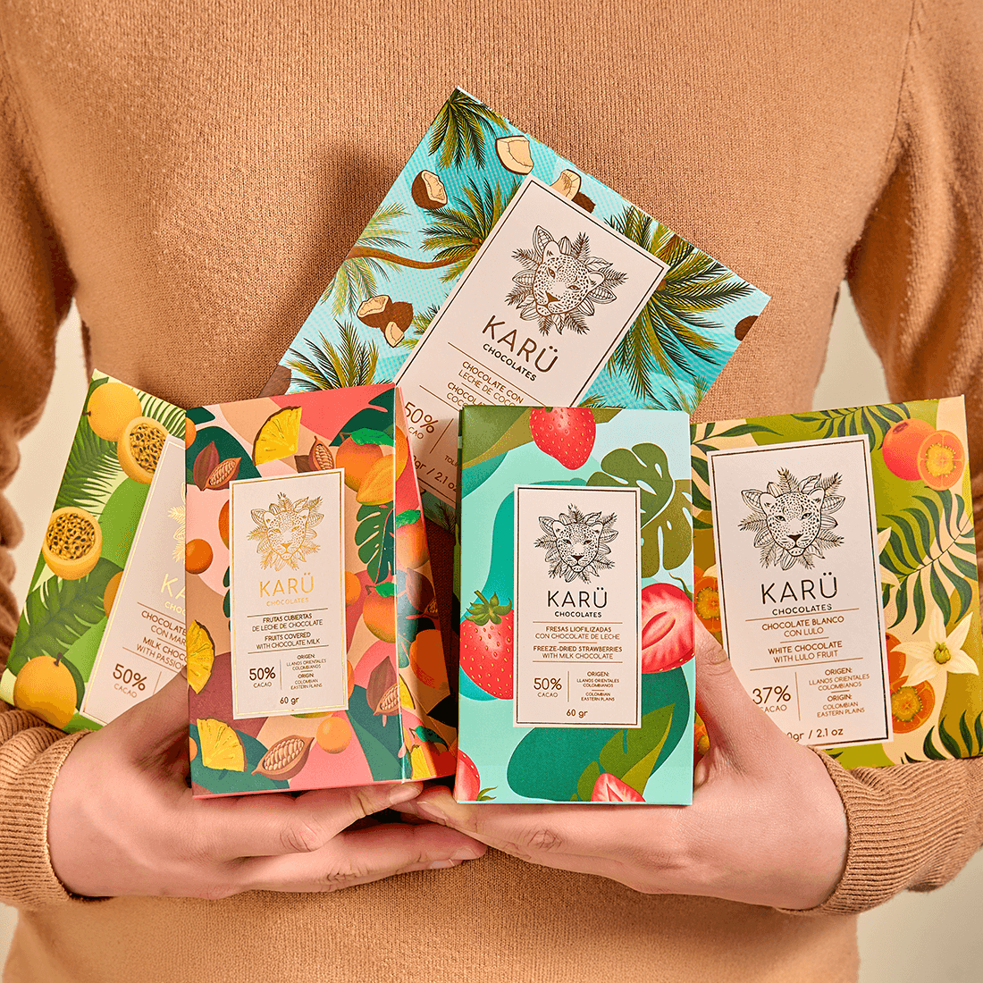 Kit de chocolate Fruit Lover de Karü Chocolates Colombia, incluye: Chocolates con leche de coco, chocolate blanco con lulo, chocolate de leche con maracuyá. frutas tropicales cubiertas de chocolate y fresas cubiertas de chocolate