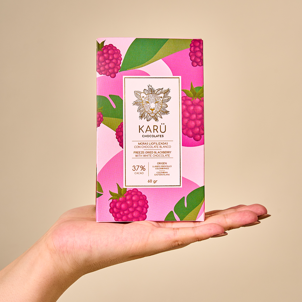 caja de moras cubiertas con chocolate blanco