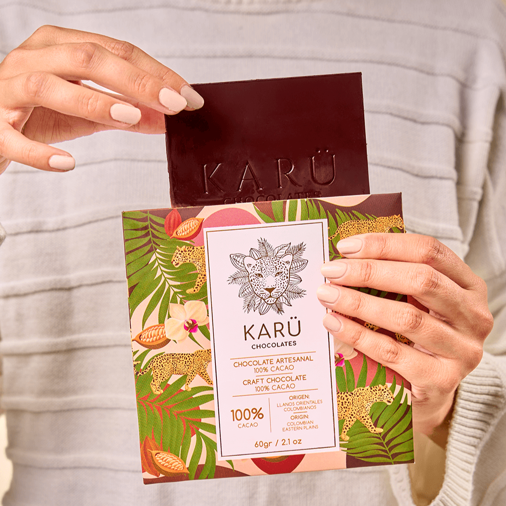 Primer plano de una barra de chocolate 100% cacao Karü